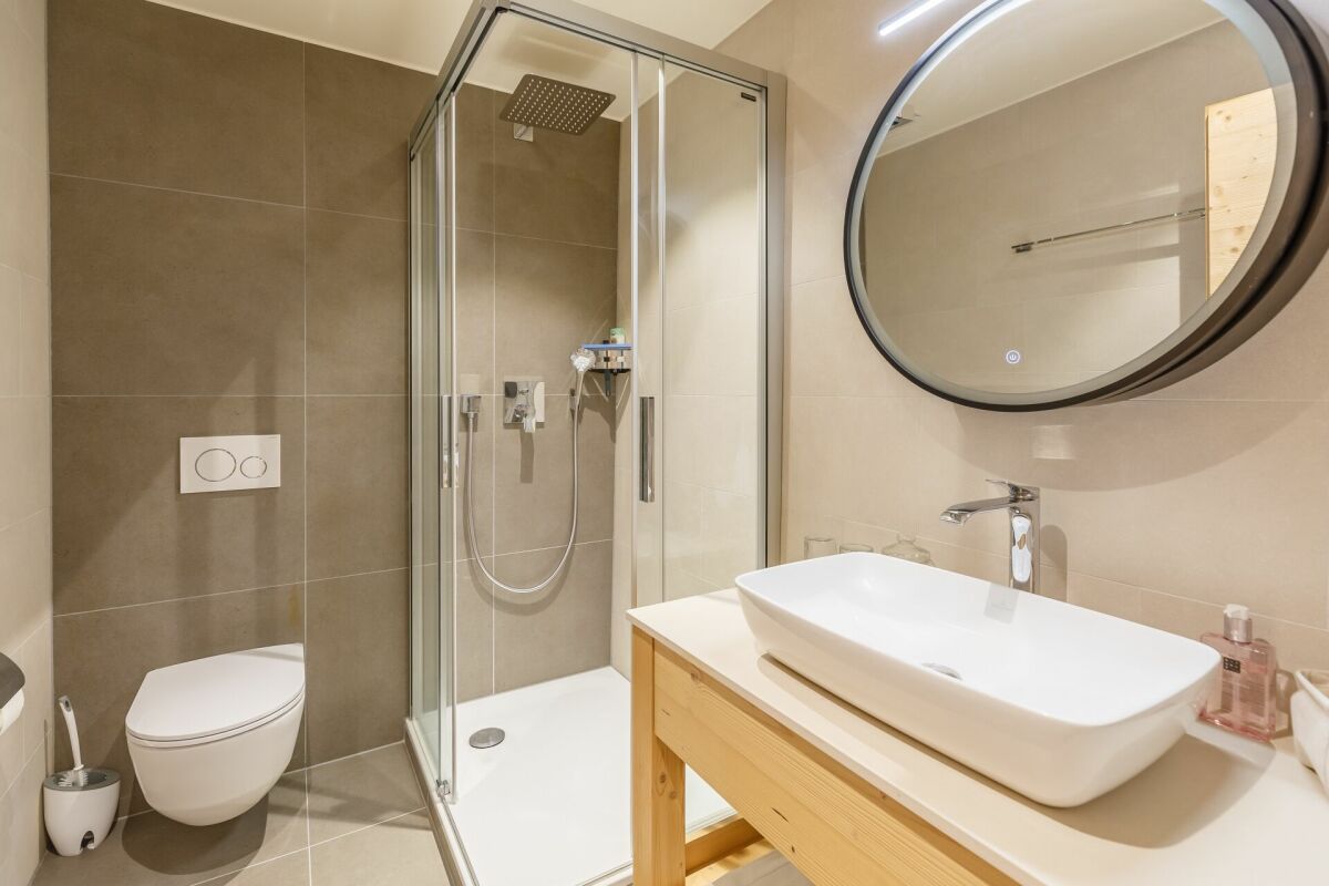 Modernes Badezimmer mit Dusche, Waschtisch und WC