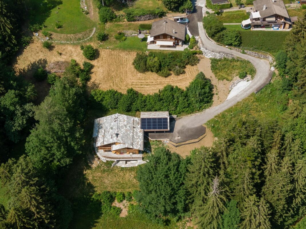 Luftaufnahme eines alpinen Grundstücks mit mehreren Gebäuden