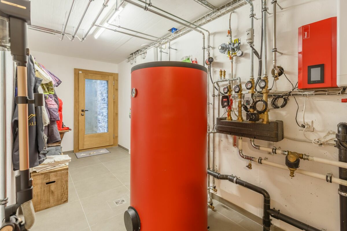 Technikraum mit Heizungsanlage