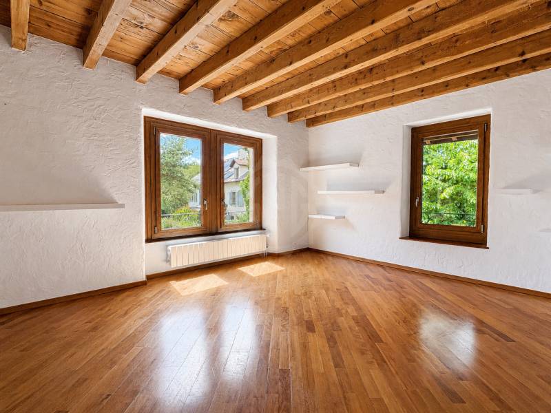 Leerer Dachraum mit Holzbalkendecke