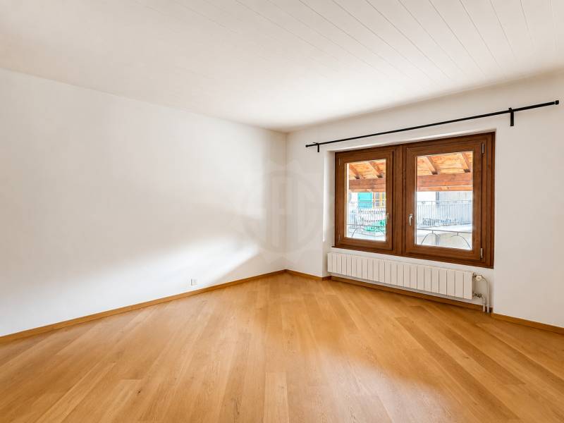 Heller leerer Raum mit Holzboden und Holzfenster