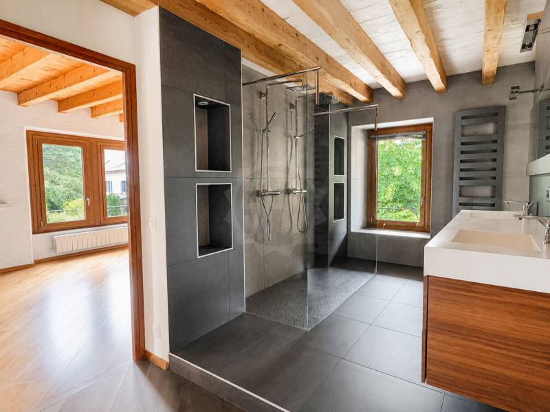 Modernes Badezimmer mit begehbarer Dusche