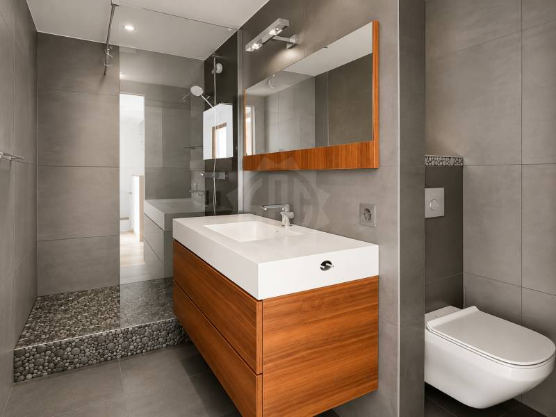 Modernes Badezimmer mit Waschtisch und Dusche