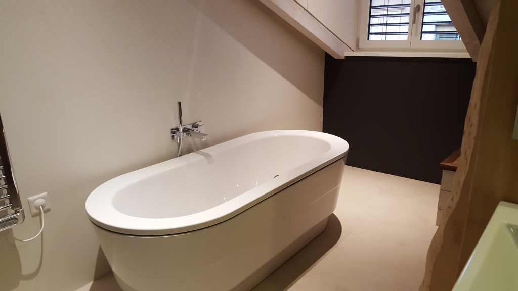 Modernes Bad mit freistehender Wanne