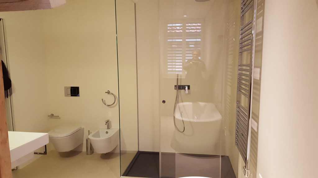 Modernes Badezimmer mit Glasdusche und Sanitärobjekten