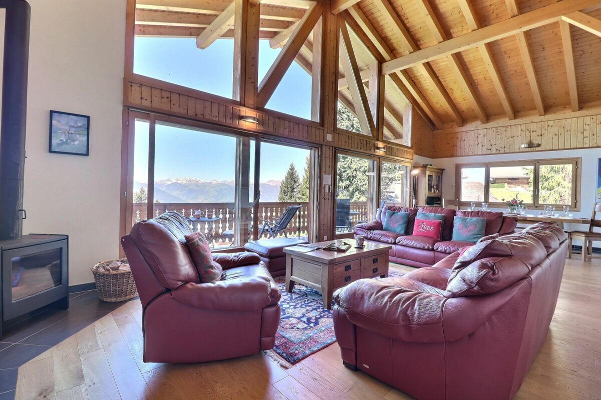 Wohnzimmer mit Panoramafenstern und Bergblick