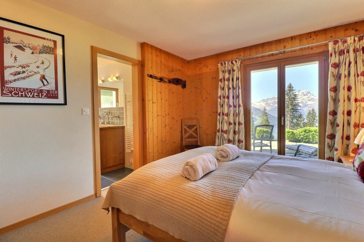 Gemütliches Schlafzimmer mit Bergblick