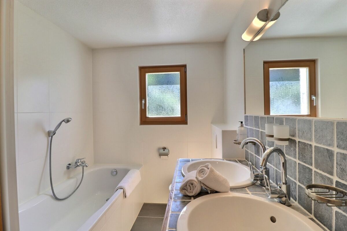 Helles Badezimmer mit Badewanne und Doppelwaschbecken