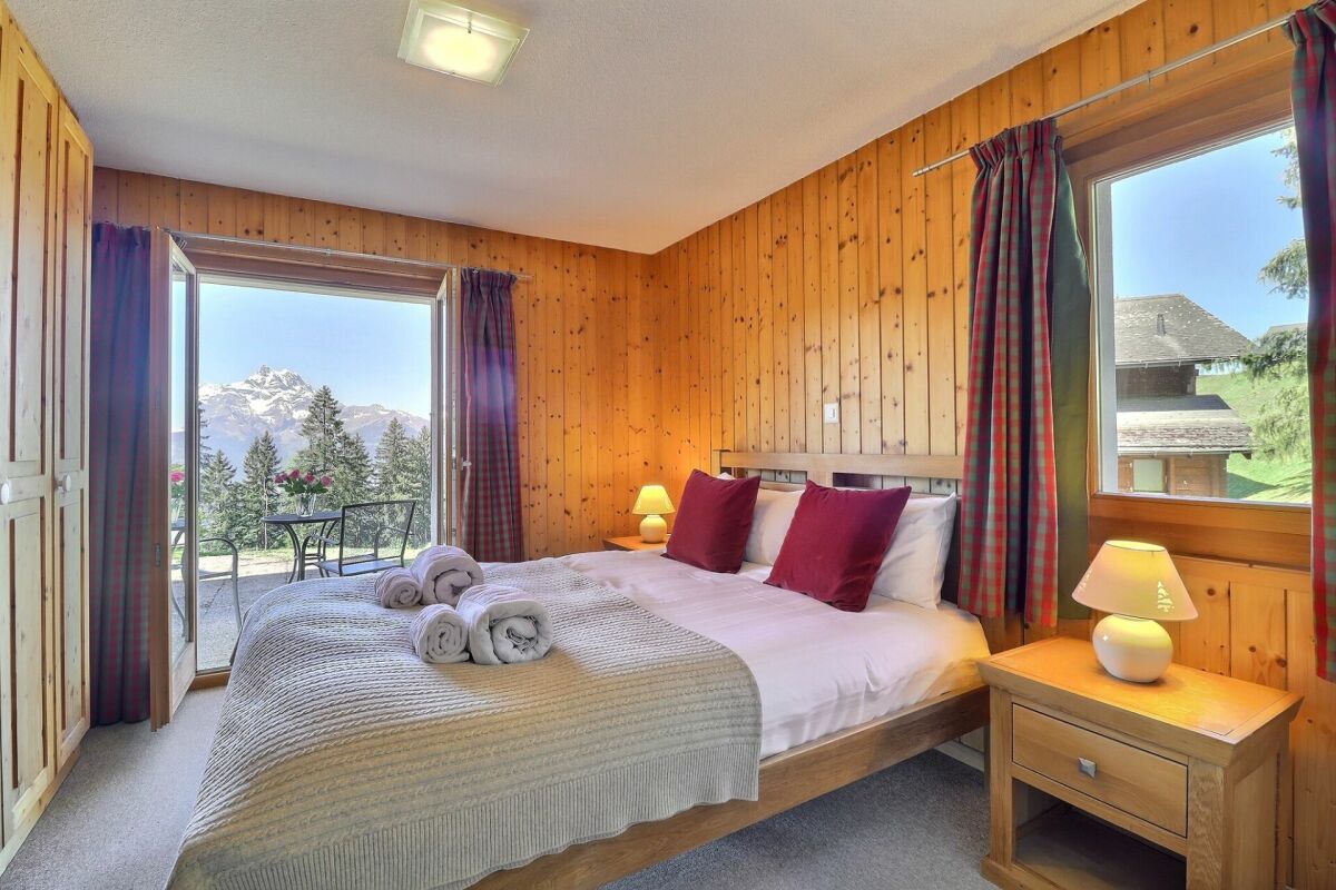 Gemütliches Schlafzimmer mit Bergblick