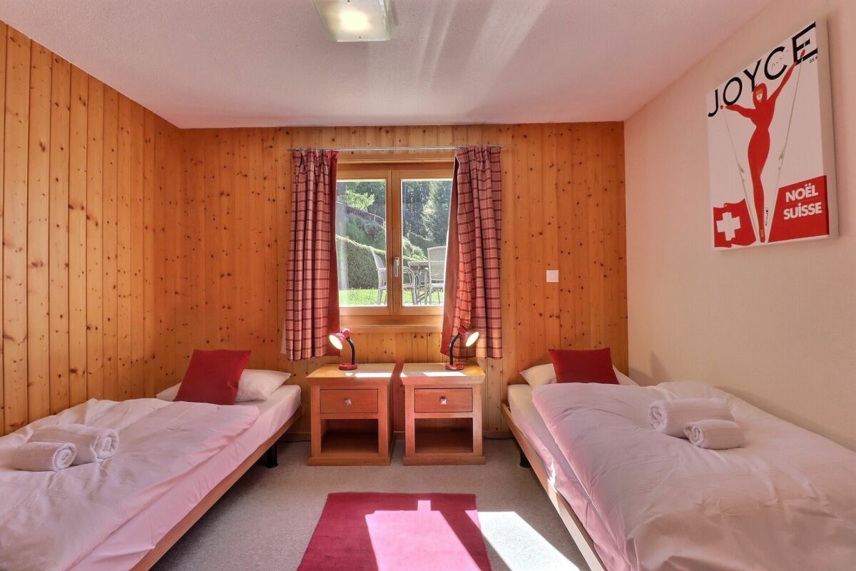 Gemütliches Schlafzimmer mit Holzvertäfelung