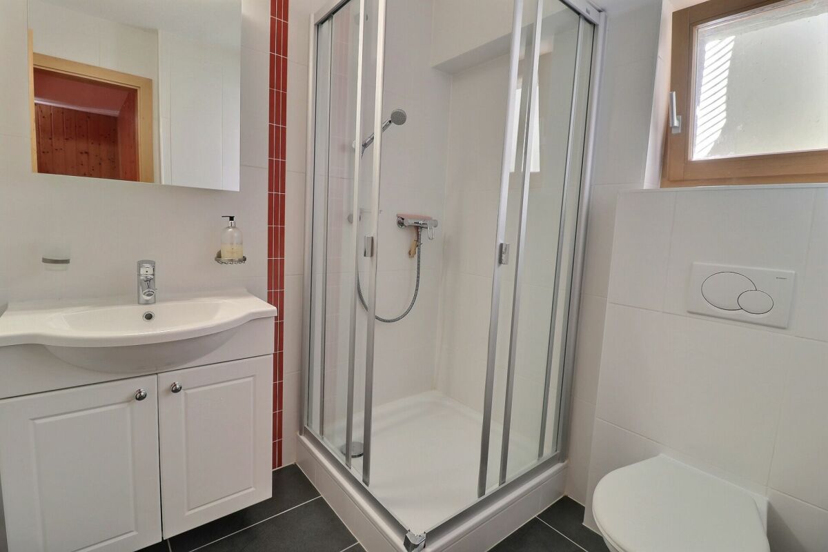 Modernes Badezimmer mit Dusche und Waschtisch