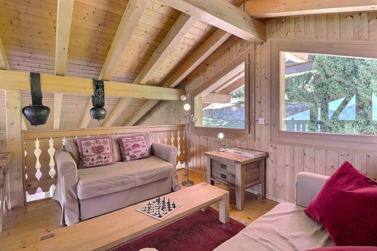 Gemütlicher Holzwohnraum mit Blick nach draußen
