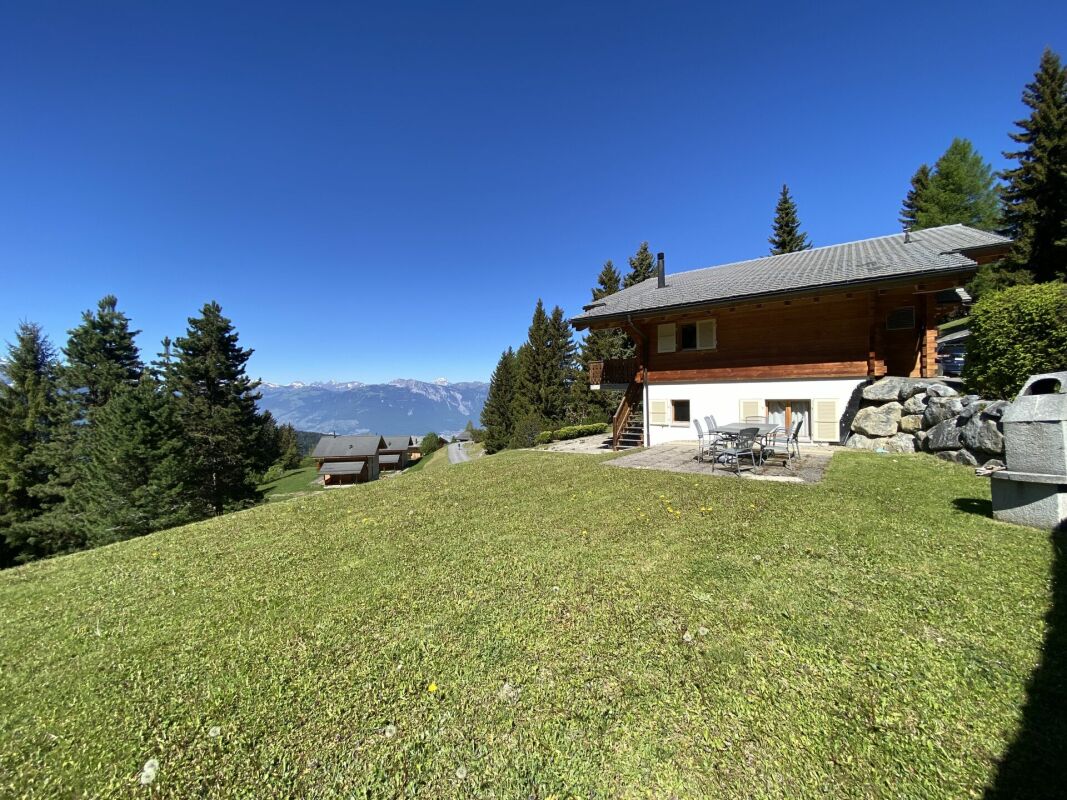 Alpenhaus mit großer Wiese und Bergblick