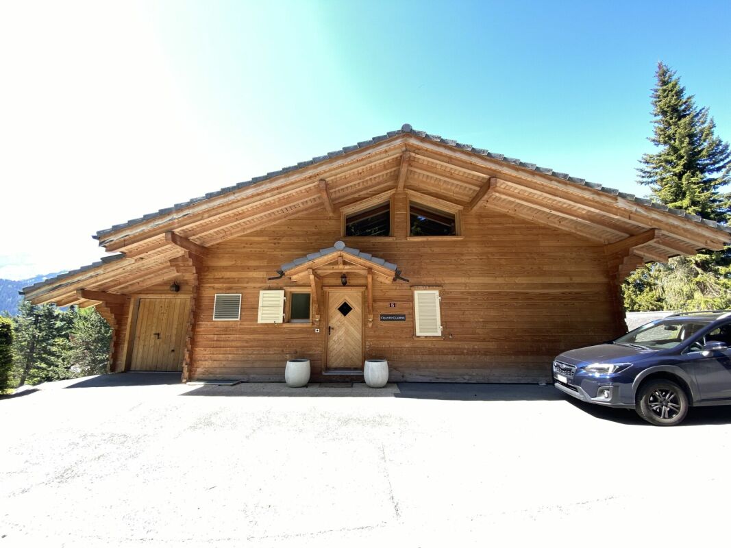 Holzchalet mit Giebeldach und Einfahrt