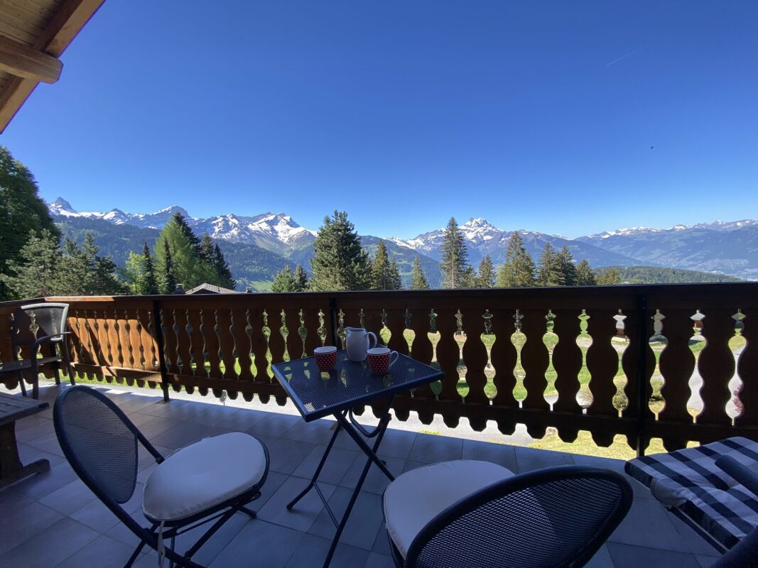 Balkon mit Bergpanorama