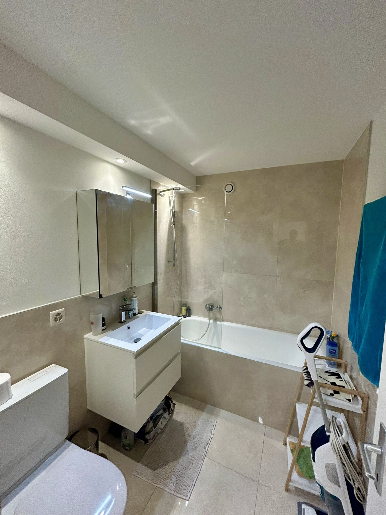 Modernes Badezimmer mit Badewanne und Waschtisch