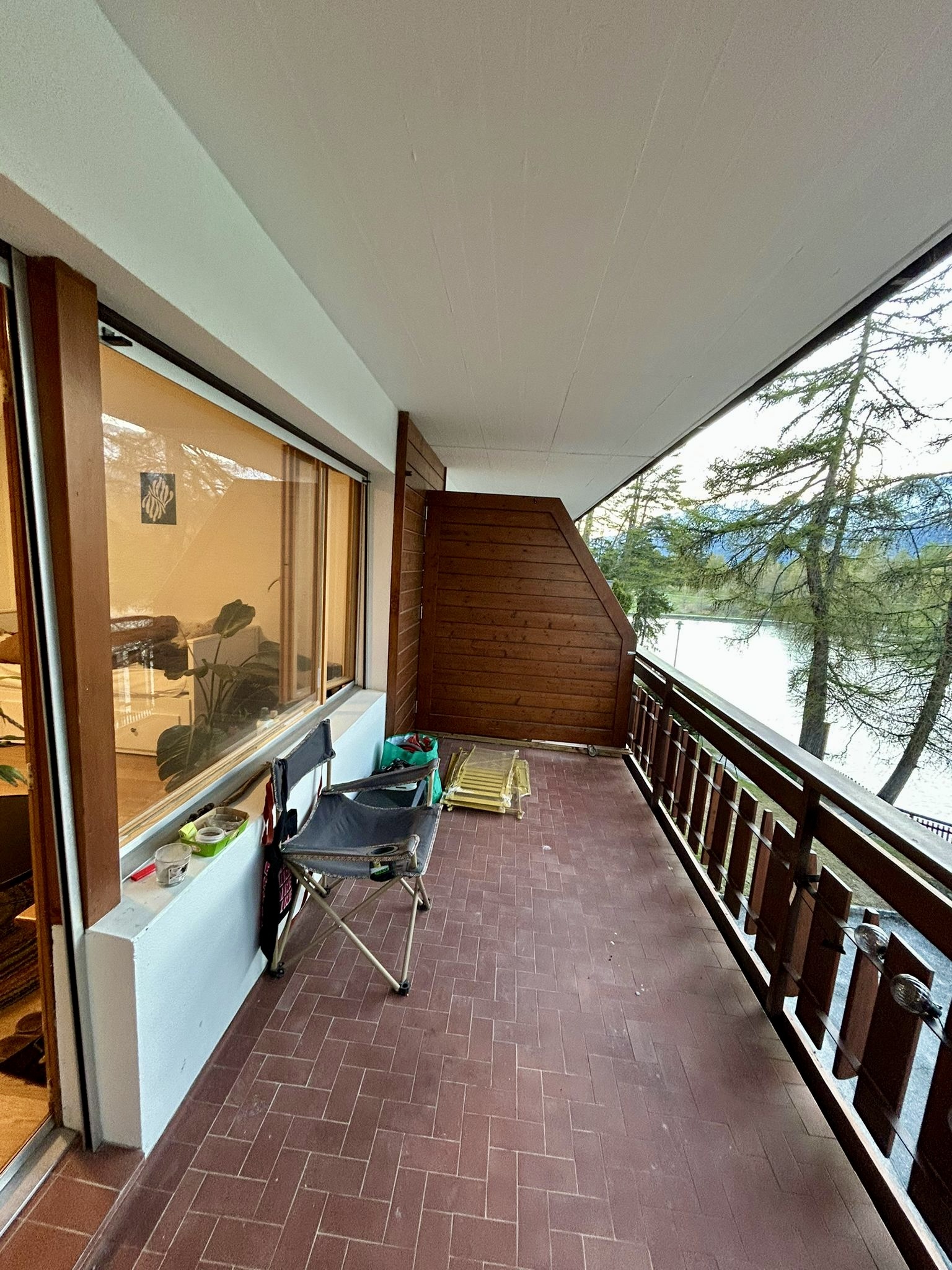 Überdachter Balkon mit Seeblick