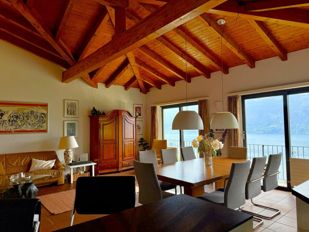 Esszimmer mit Seeblick und Holzbalkendecke