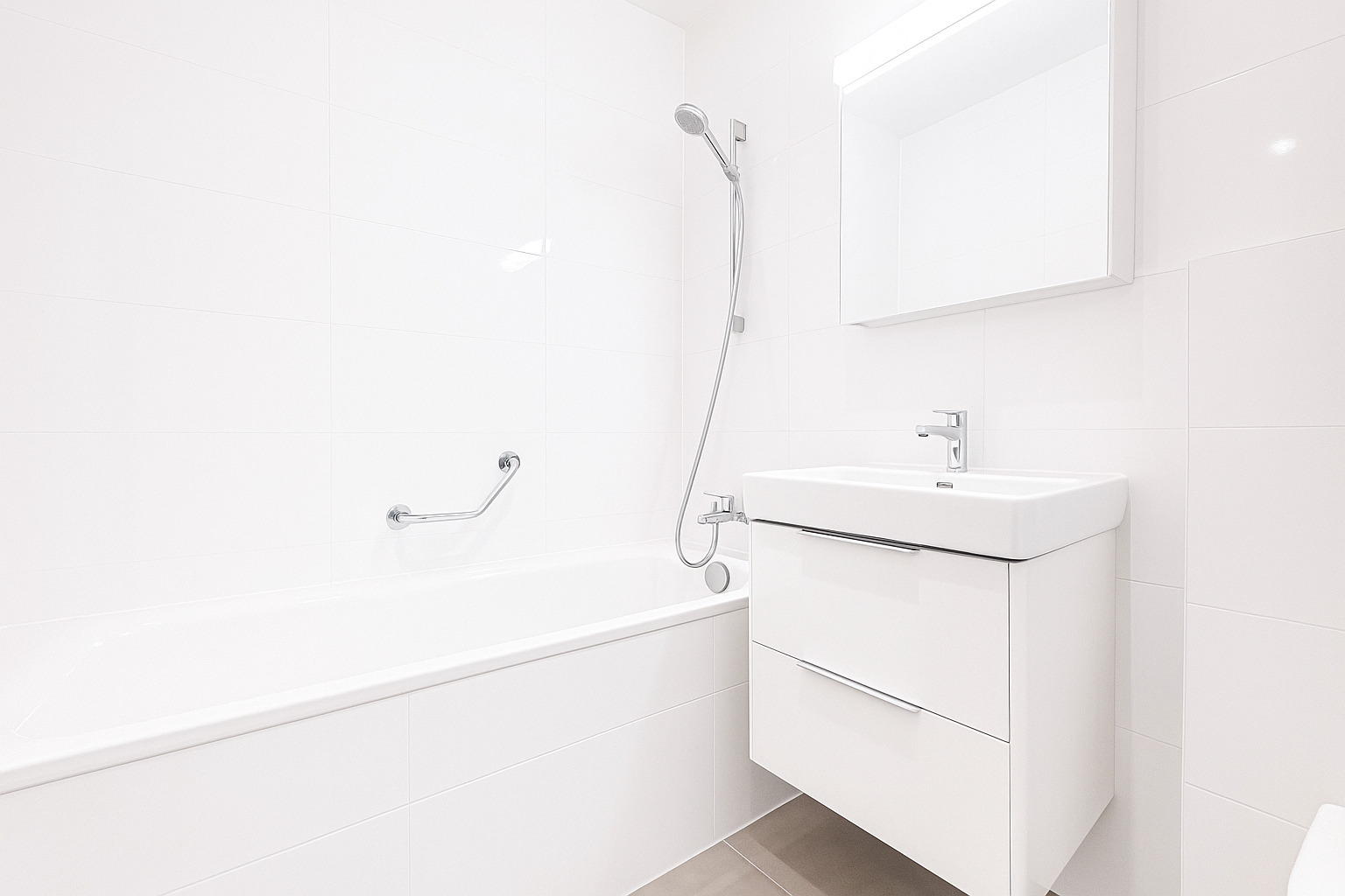 Modernes weißes Badezimmer mit Badewanne und Waschtisch