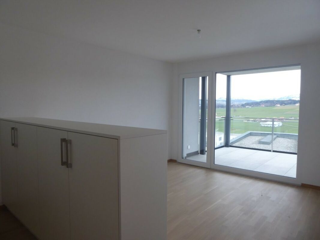 Heller leerer Wohnraum mit Balkon und Fernblick