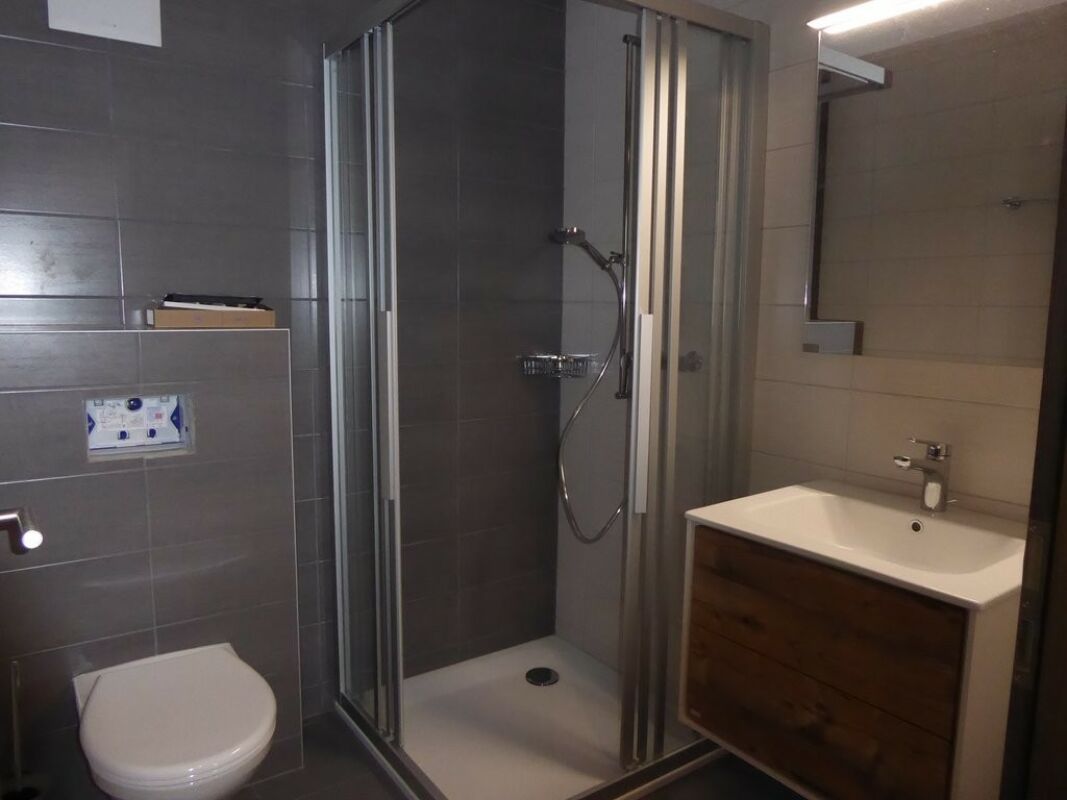Modernes Badezimmer mit Dusche und Waschtisch