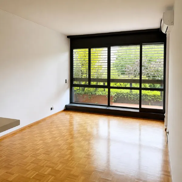 Heller leerer Wohnraum mit großer Fensterfront