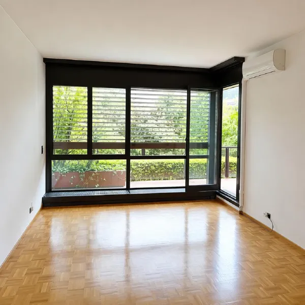 Heller leerer Wohnraum mit großem Fensterfrontbereich