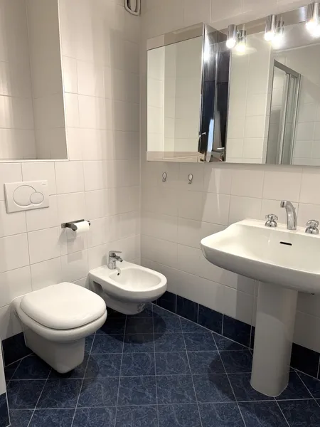 Gäste-WC mit Wand-WC und Bidet