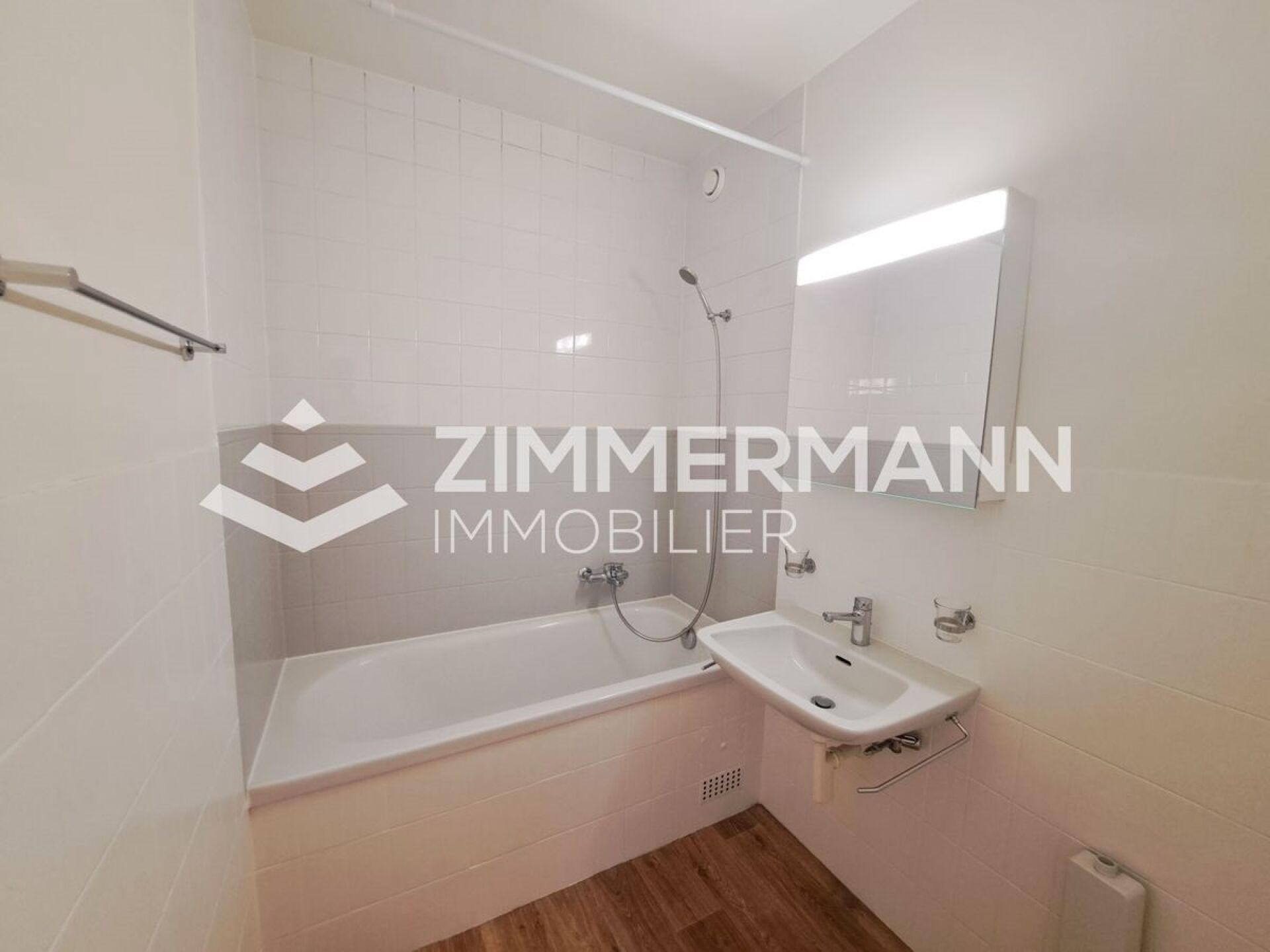 Helles Badezimmer mit Badewanne und Waschbecken