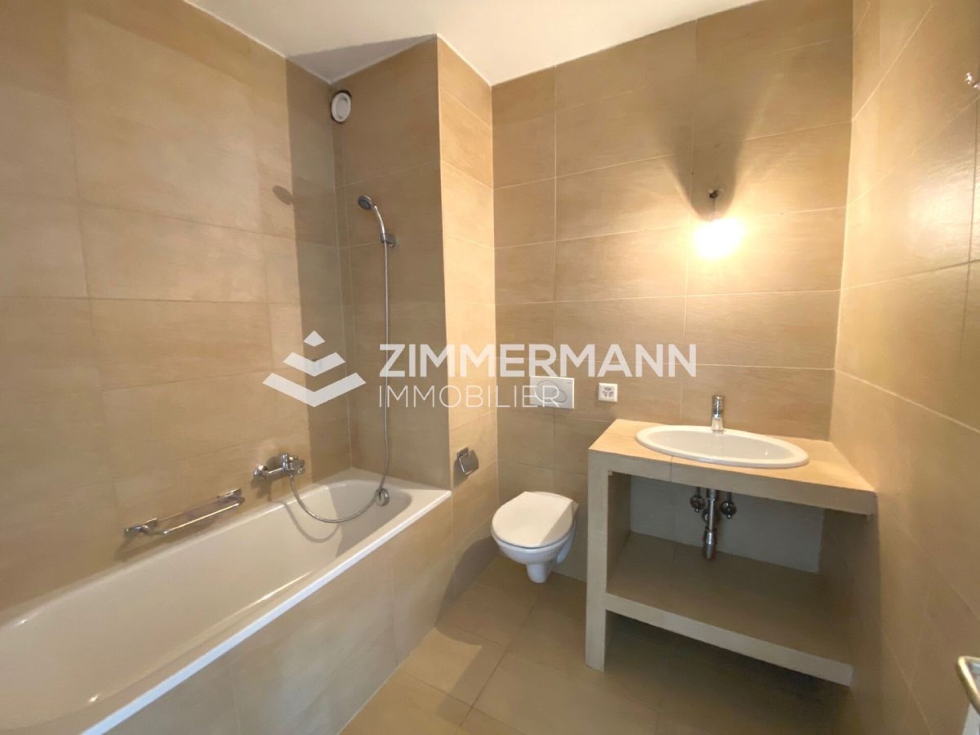 Modernes Badezimmer in Beige