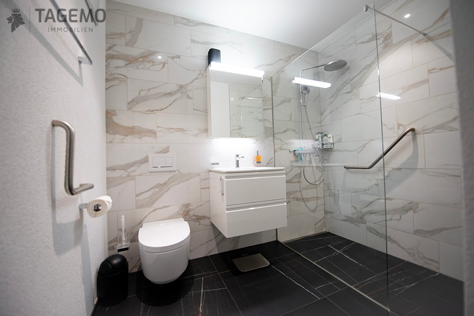 Modernes Bad mit begehbarer Dusche