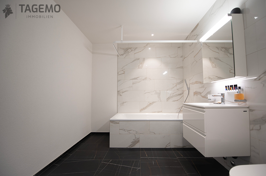 Modernes Badezimmer mit Marmoroptik