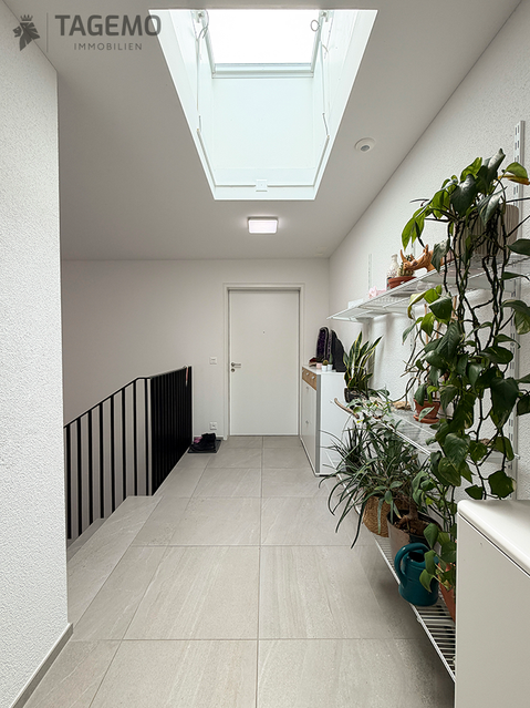 Heller Flur mit Dachfenster und Pflanzen