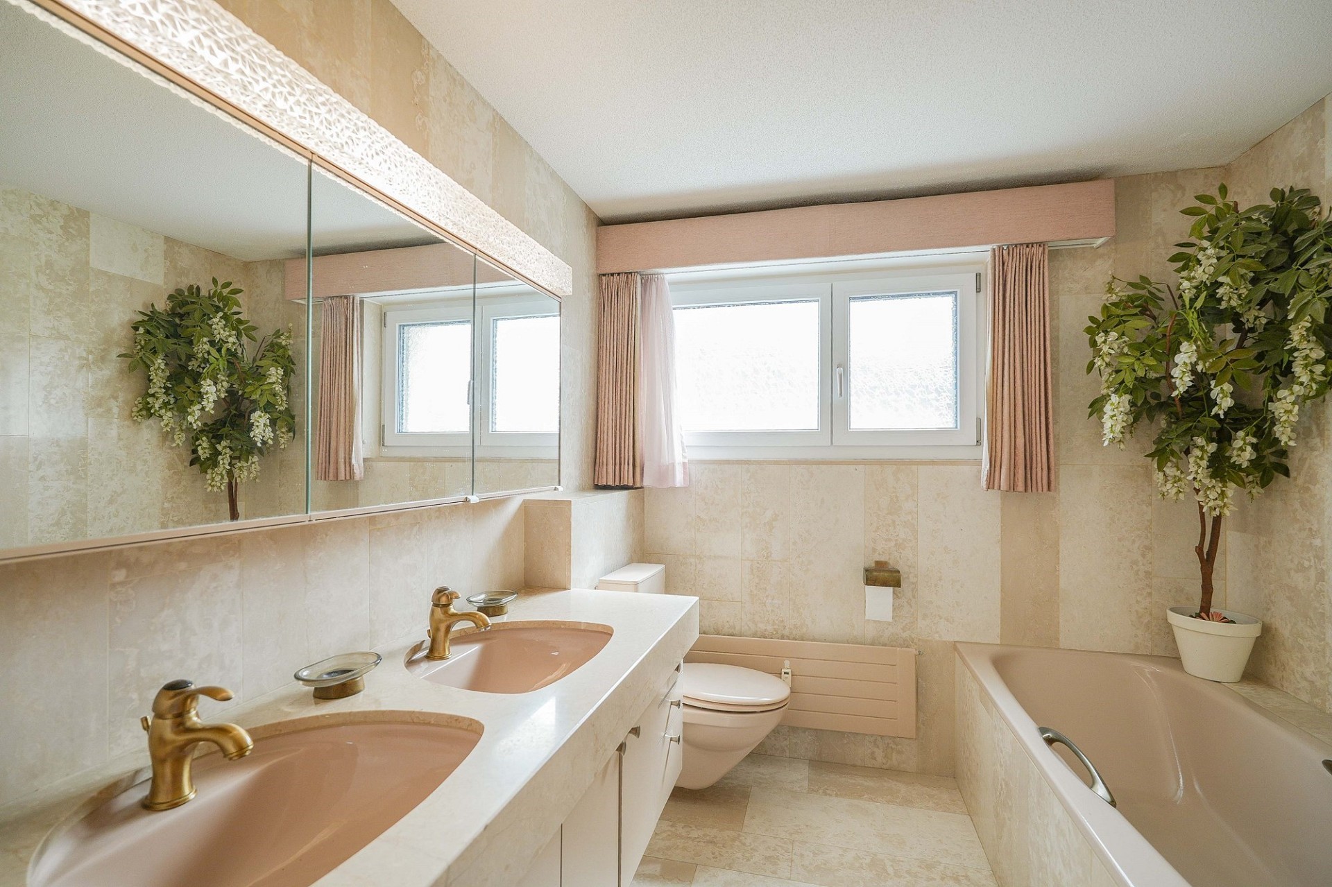 Helles Badezimmer mit Doppelwaschtisch und Badewanne