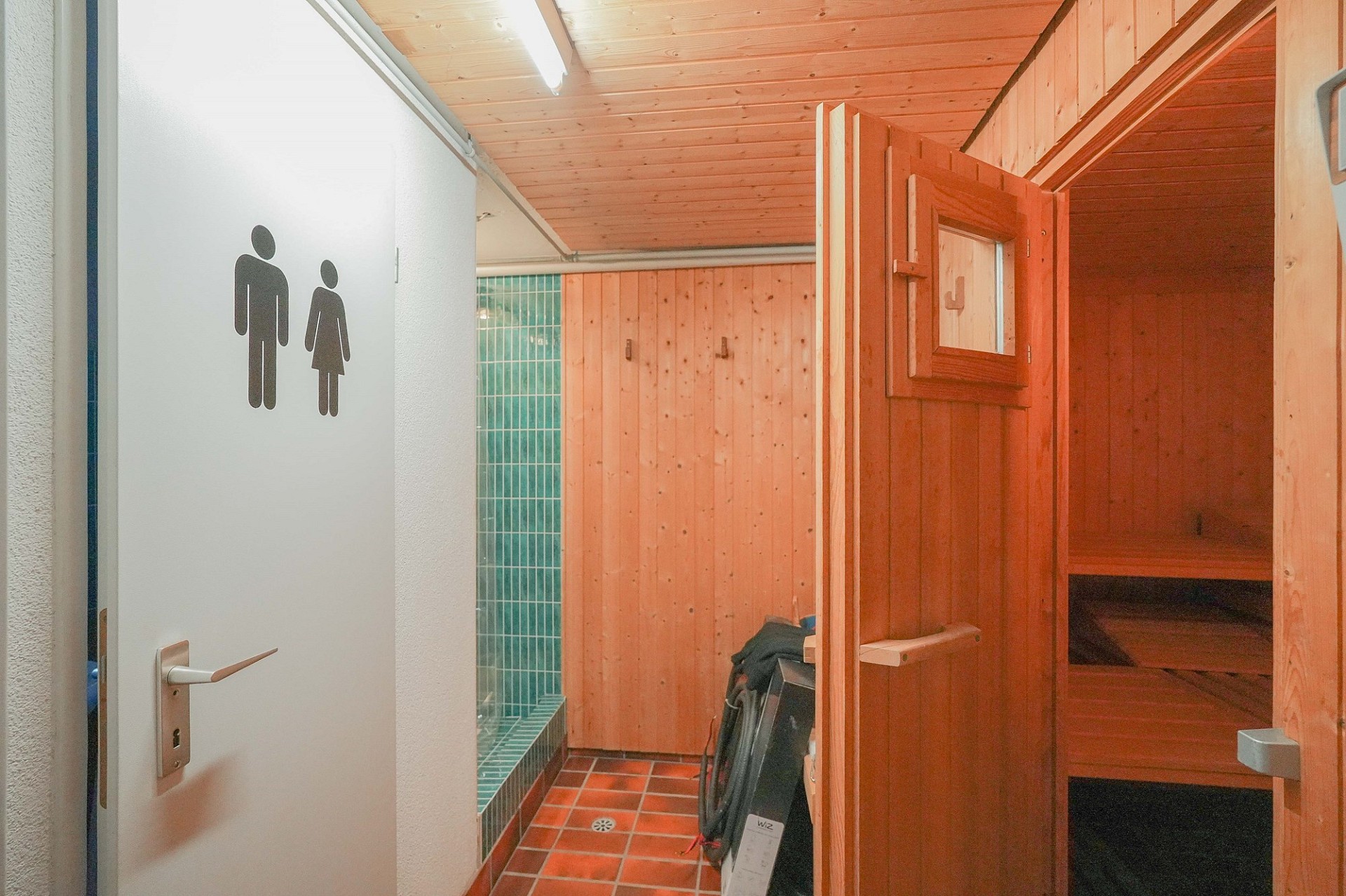 Saunabereich mit WC-Tür