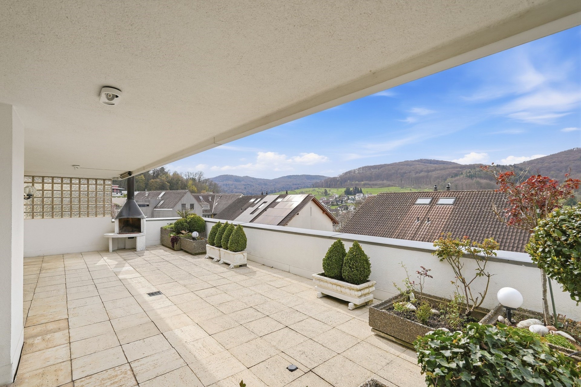 Überdachte Dachterrasse mit Bergblick