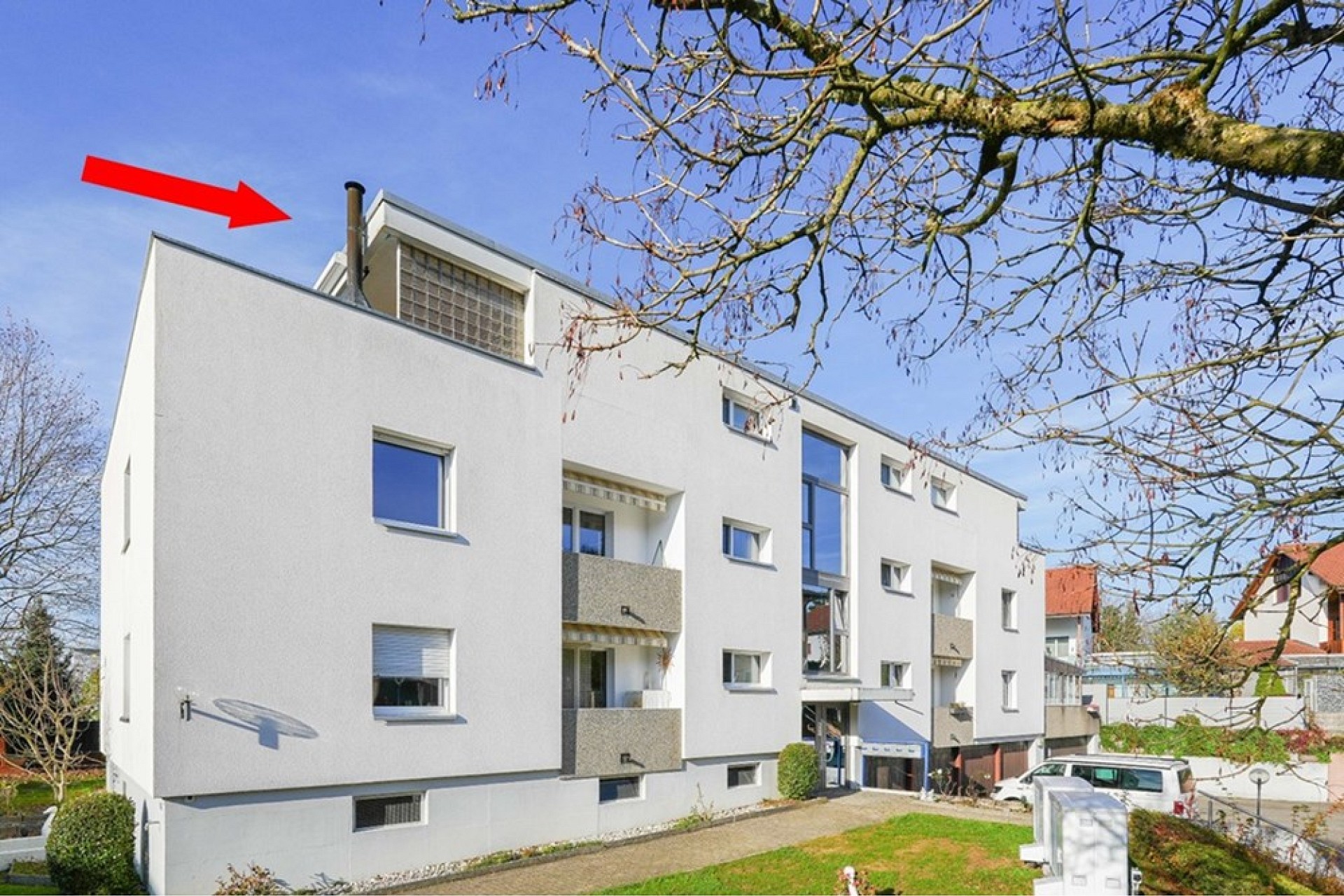 Modernes Mehrfamilienhaus von außen