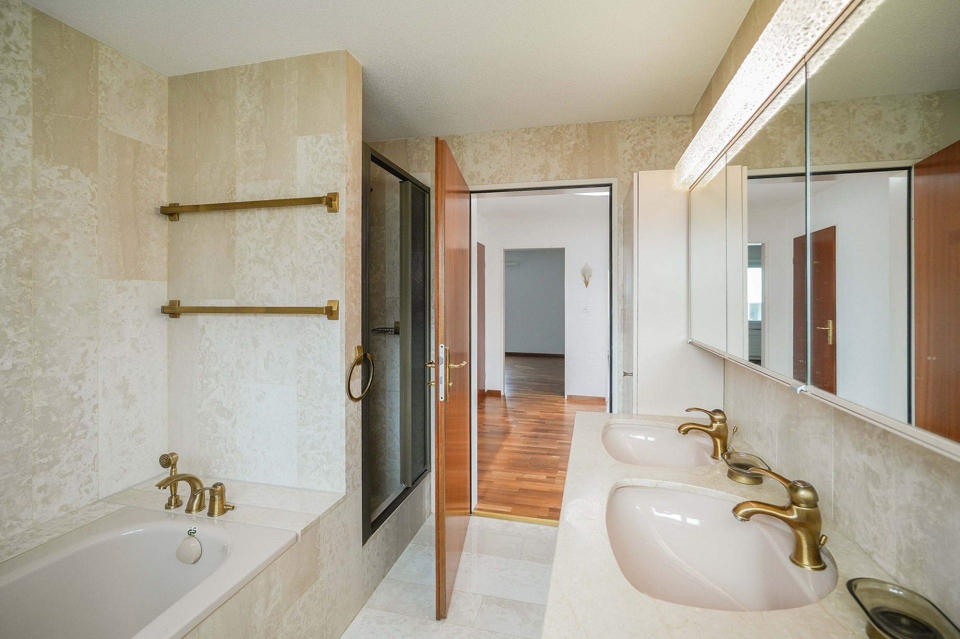 Luxuriöses Badezimmer mit Doppelwaschtisch