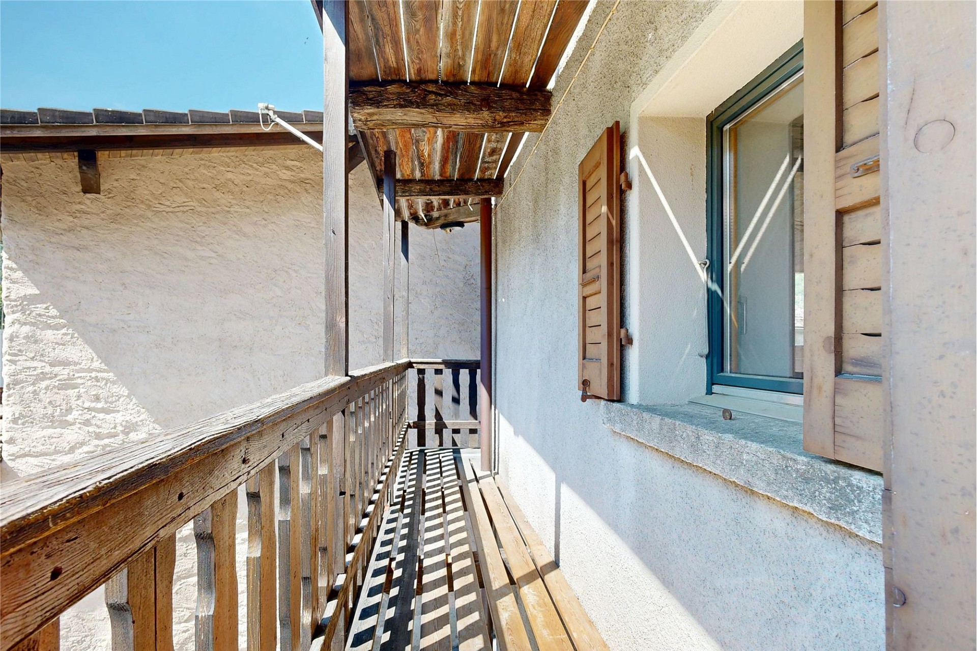 Balkon-/Laubengang mit Holzgeländer