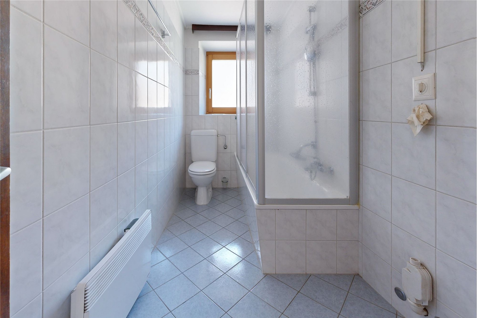 Schmales Badezimmer mit WC und Dusche