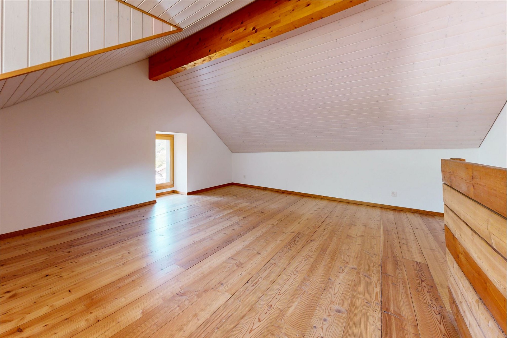 Ausgebauter Dachraum mit Holzboden