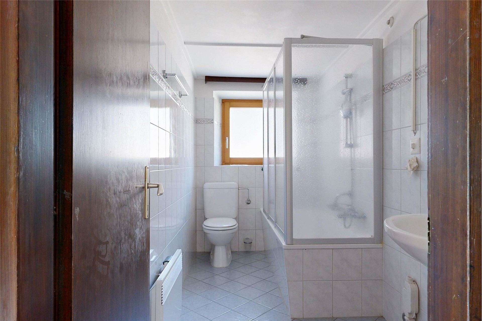 Kleines Bad mit Duschkabine und WC