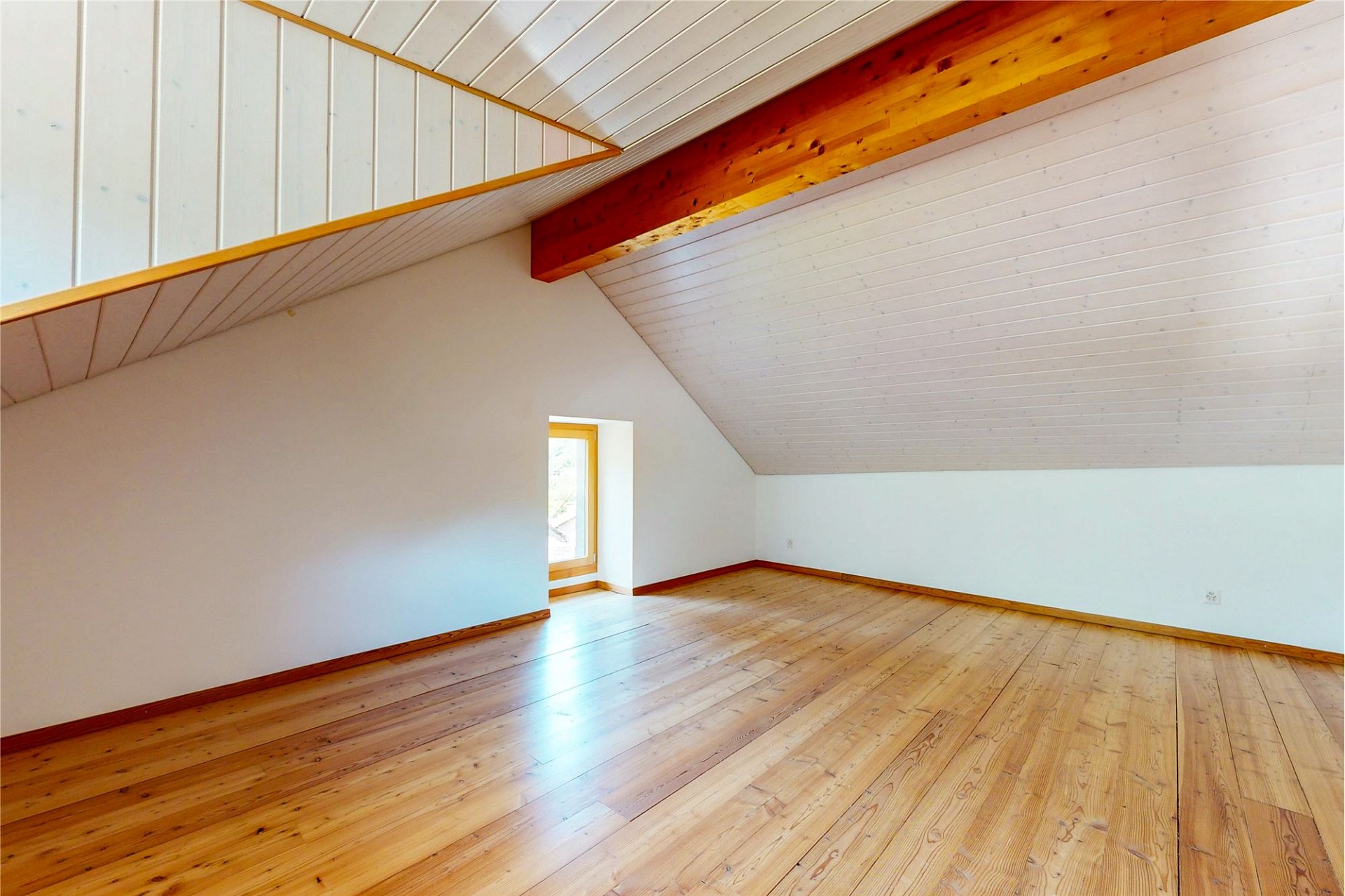 Leerer Dachraum mit Holzboden
