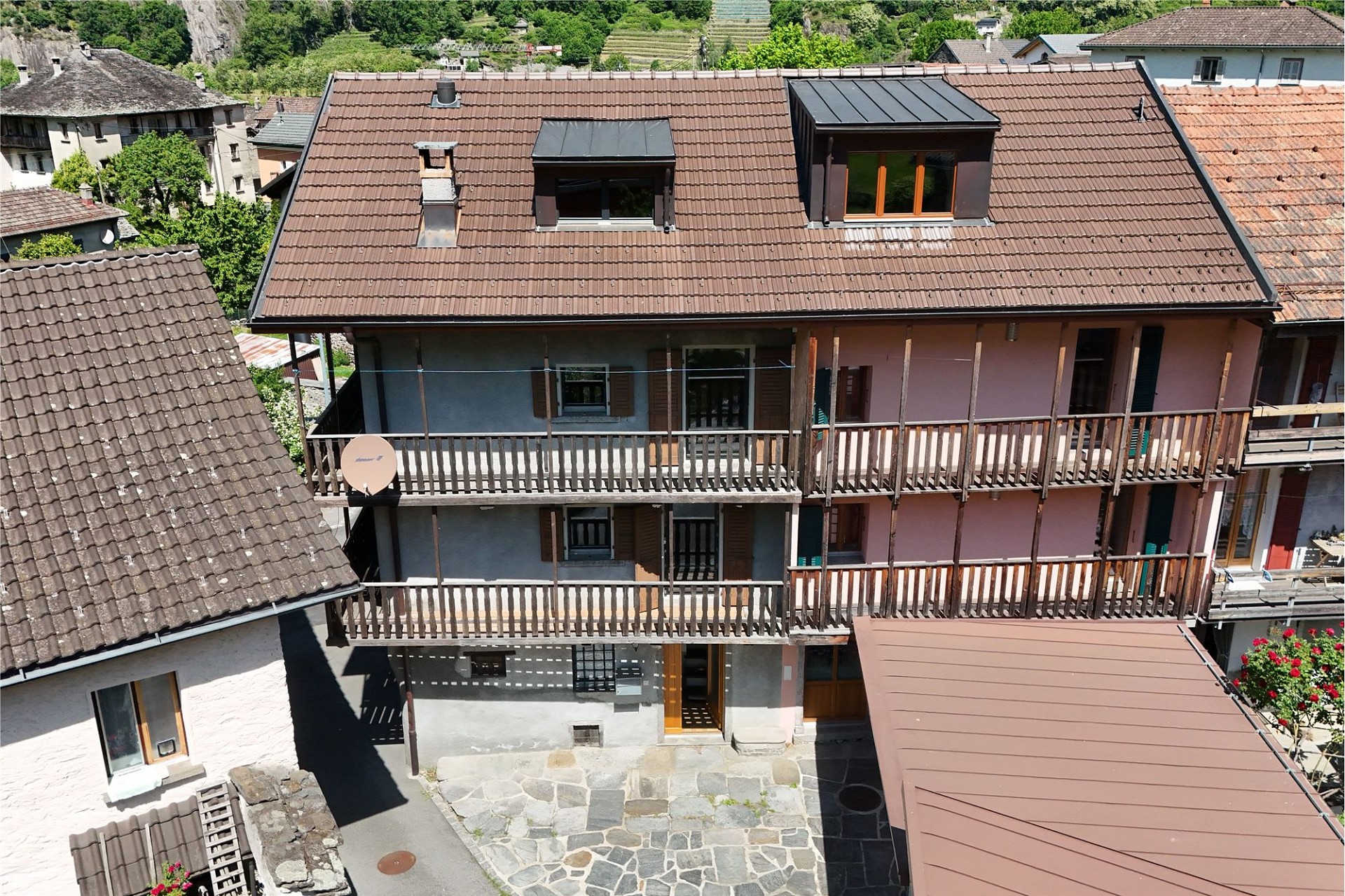 Dachgeschoss-Mehrfamilienhaus mit Balkonen