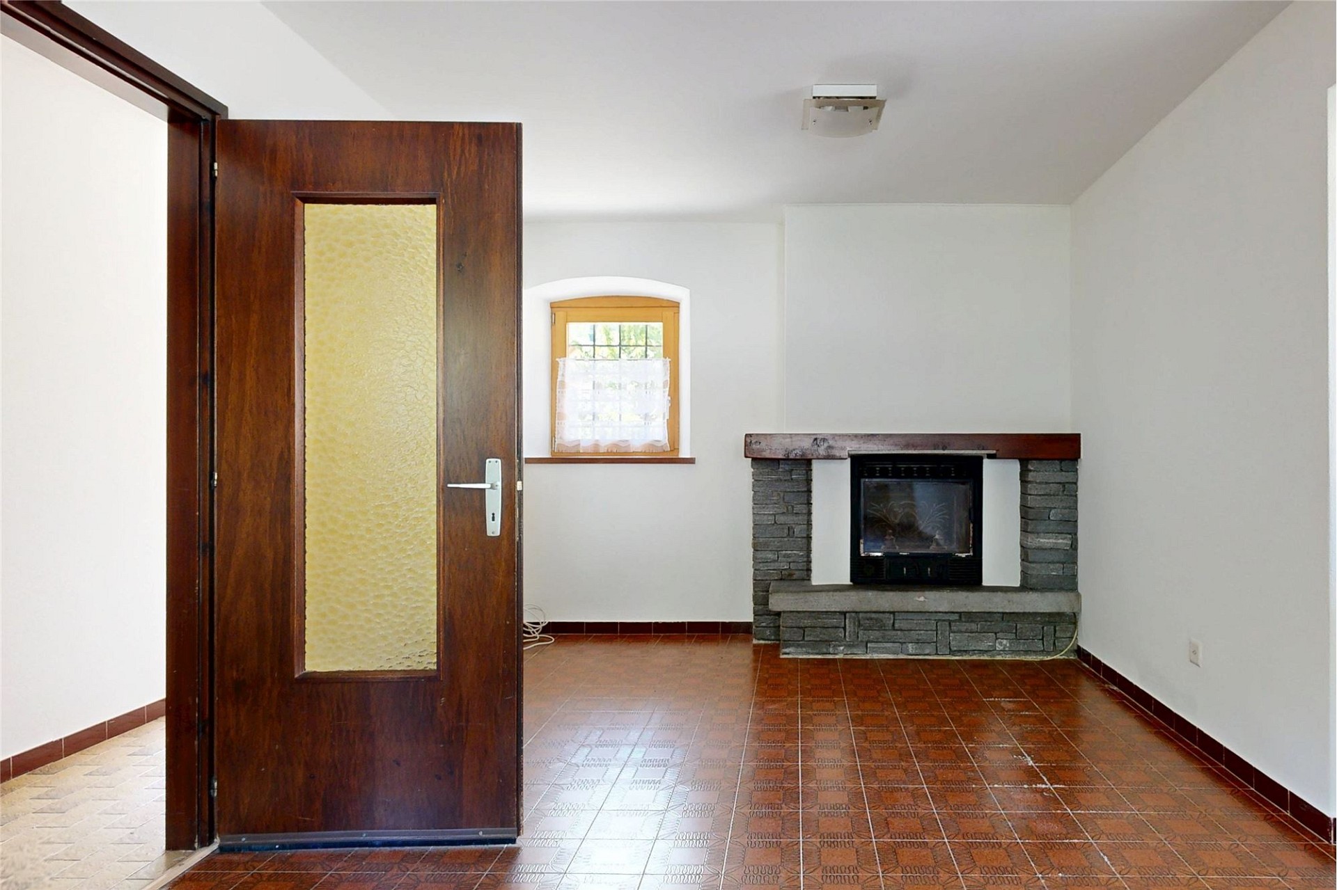 Wohnraum mit Kamin und Holzinnentür