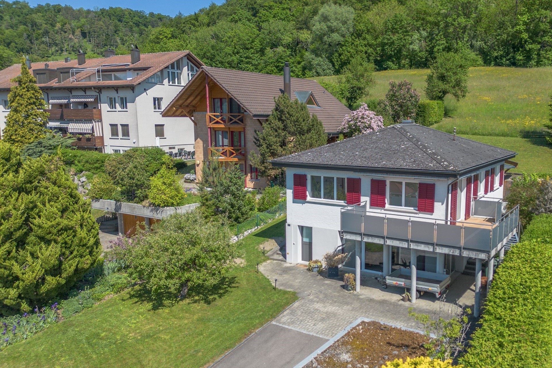 Luftaufnahme von Wohnhäusern in grüner Umgebung