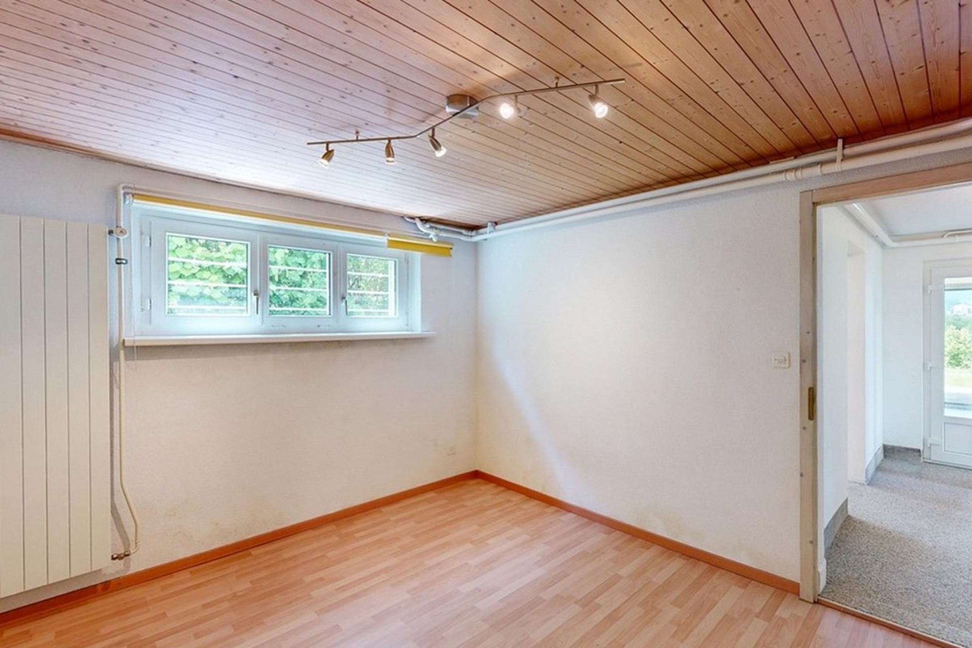 Leeres Zimmer mit Holzdecke