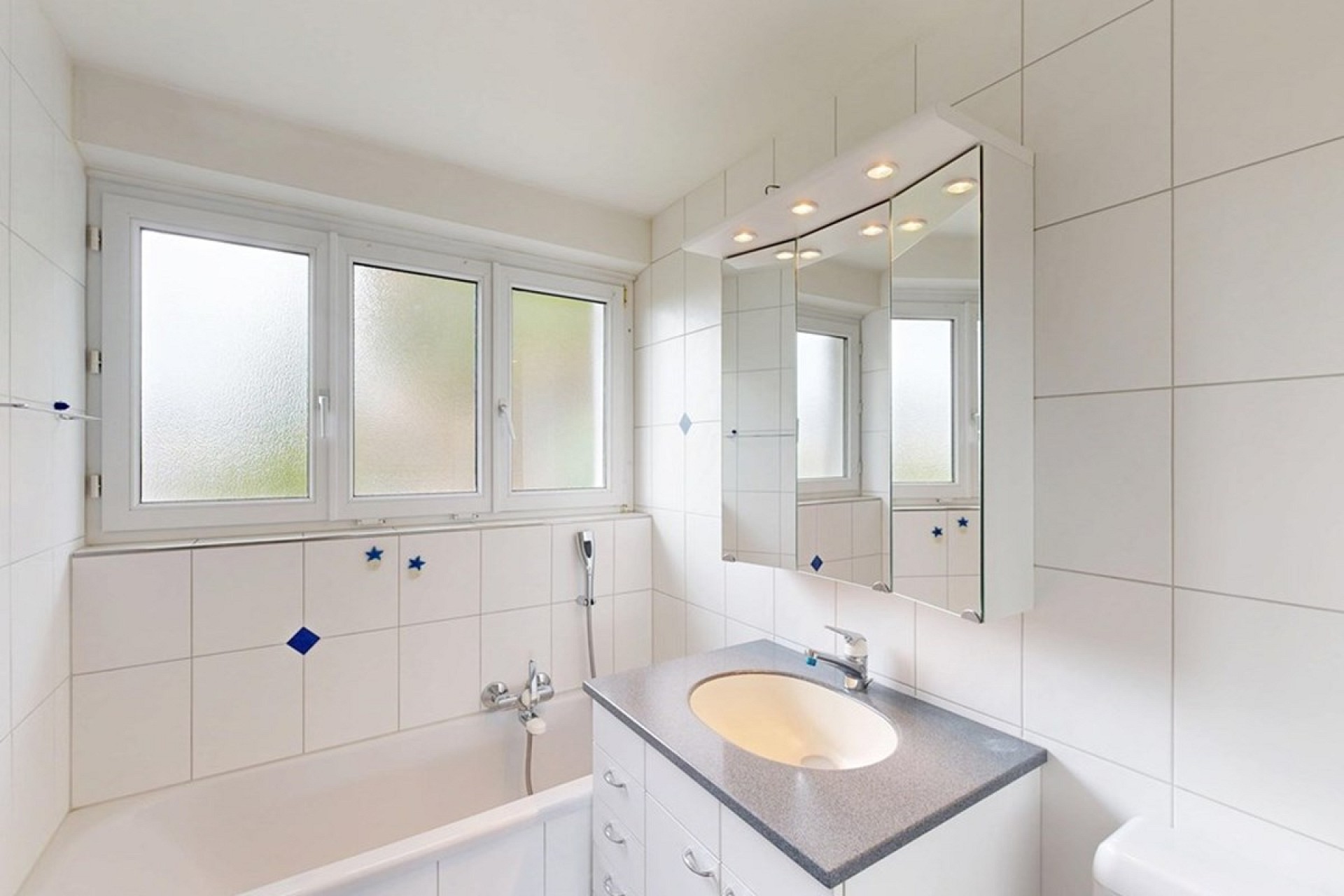 Helles Badezimmer mit Badewanne und Waschtisch