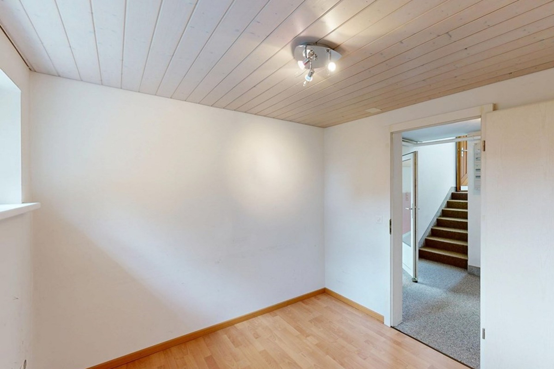 Heller leerer Raum mit Blick in den Flur