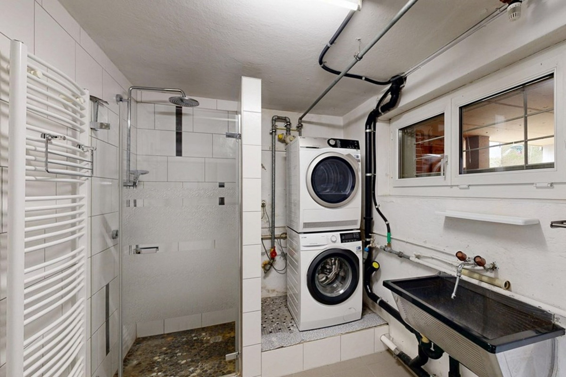 Wasch- und Technikraum mit Dusche